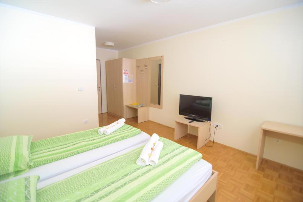 Hrib-Loski Potok Hotel Oskar מראה חיצוני תמונה