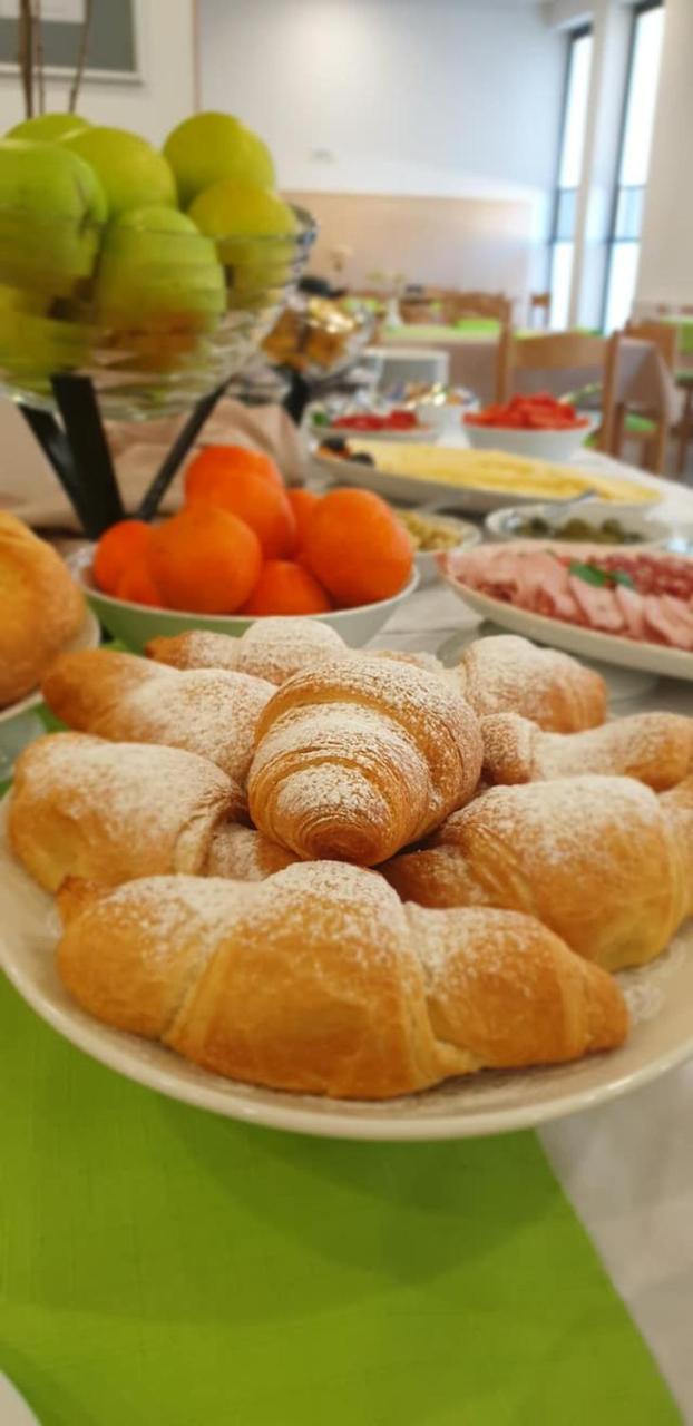 Hrib-Loski Potok Hotel Oskar מראה חיצוני תמונה